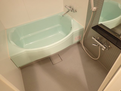 【浴室】 | シェーンブルン宮の森 | 半身浴可能な大きいバスタブ