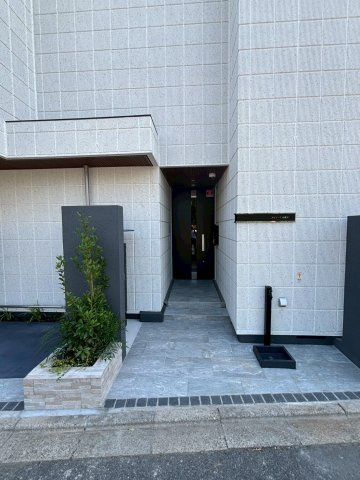 杉並区和泉３丁目の賃貸マンションのエントランス