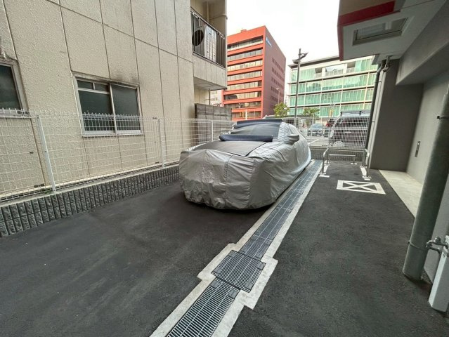 セレニテ難波プリエの駐車場