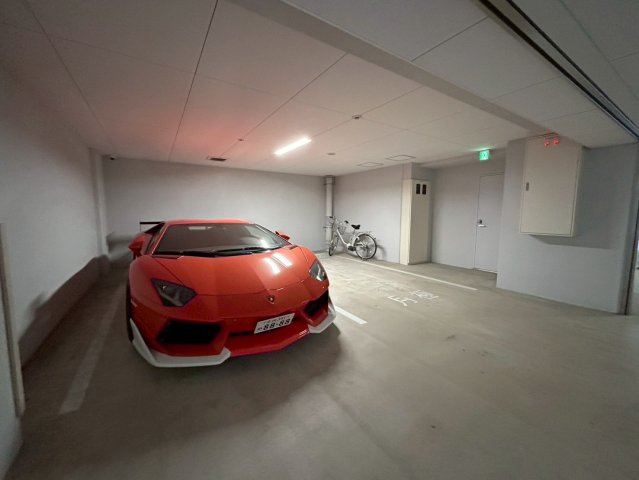 セレニテ難波プリエの駐車場