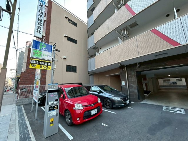 セレニテ難波プリエの駐車場