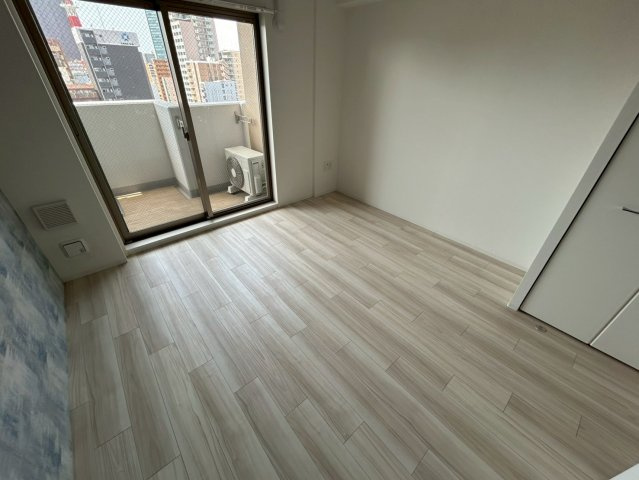 セレニテ難波プリエの洋室