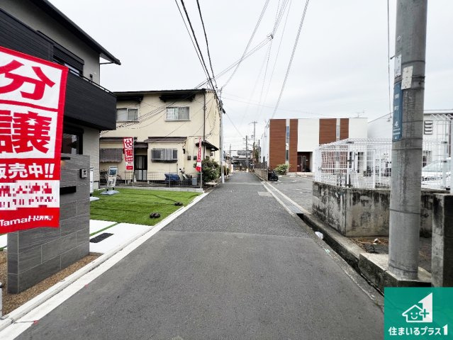 大阪府岸和田市南町　新築一戸建ての前面道路含む現地写真|周辺は閑静な住宅街！前面道路広々で車の出し入れも便利です。駐車が苦手な方でも安心して車庫入れできます！