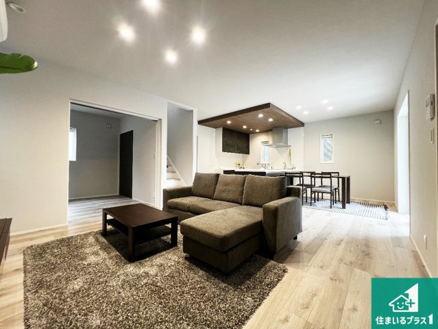 大阪府岸和田市南町　新築一戸建ての居間・リビング|シンプルなリビングは、観葉植物等のインテリアを楽しめますね！パパ好みにも、ママ好みにも家具次第で雰囲気を変えることができます！