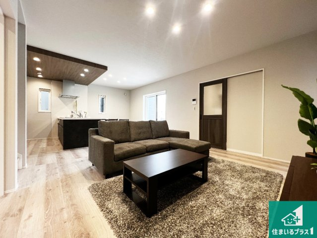 大阪府岸和田市南町　新築一戸建ての居間・リビング|太陽の光が差し込むとっても明るいリビング！思わず微笑みたくなる居心地の良さ。家族団らんの時間も増えそうなくつろぎのＬＤＫで、住む人のこだわりを活かすゆとりある空間♪