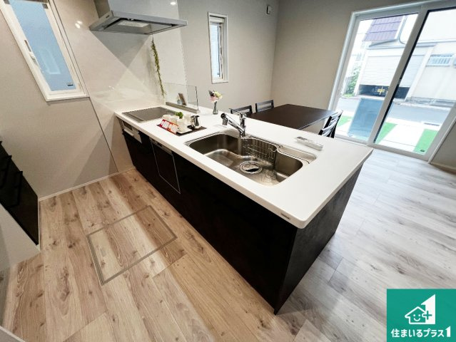 大阪府岸和田市南町　新築一戸建てのキッチン|収納豊富！浄水器付きキッチン！お子さまの様子を見ながらお料理を楽しむことができますね。家族のコミュニケーションが増え会話もはずみそう！