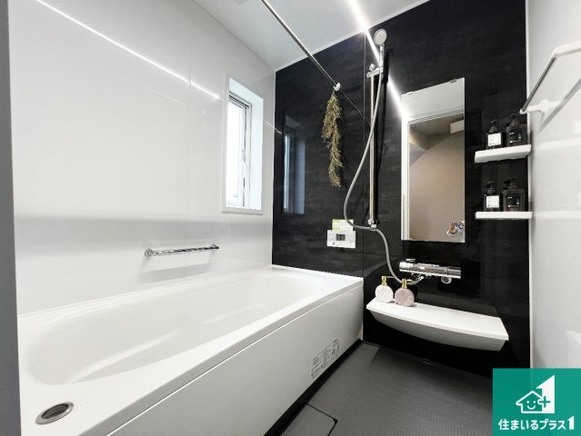 大阪府岸和田市南町　新築一戸建ての浴室|ゆったりと足を伸ばせる浴室は一日の疲れを癒してくれる大切な空間です。小窓も付いており換気も行えます。浴室乾燥機も設置しているので、雨の日の洗濯物も安心です♪