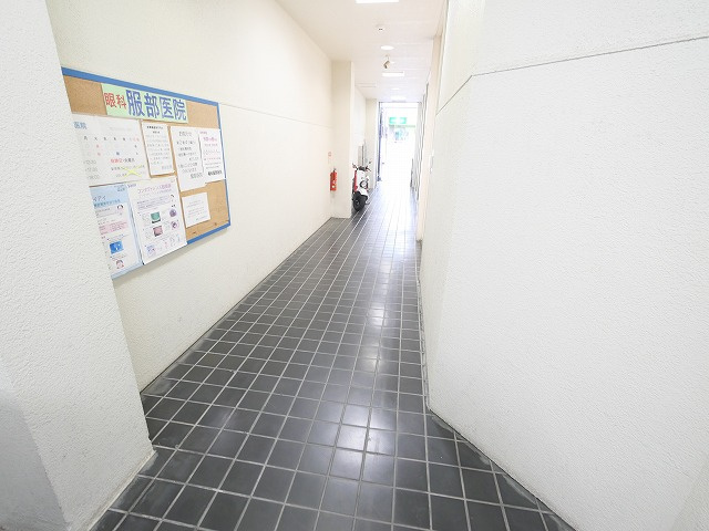 服部ビルのエントランス