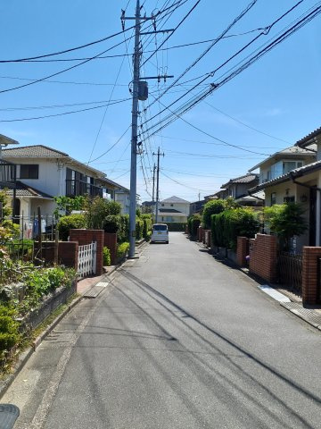 鴻巣市赤見台３丁目の売地の前面道路含む現地写真|2025年5月8日の11時頃撮影。物件は左側です。交通量の少ない5m道路です。