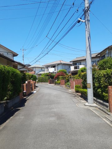 鴻巣市赤見台３丁目の売地の前面道路含む現地写真|2025年5月8日の11時頃撮影。物件は右側です。