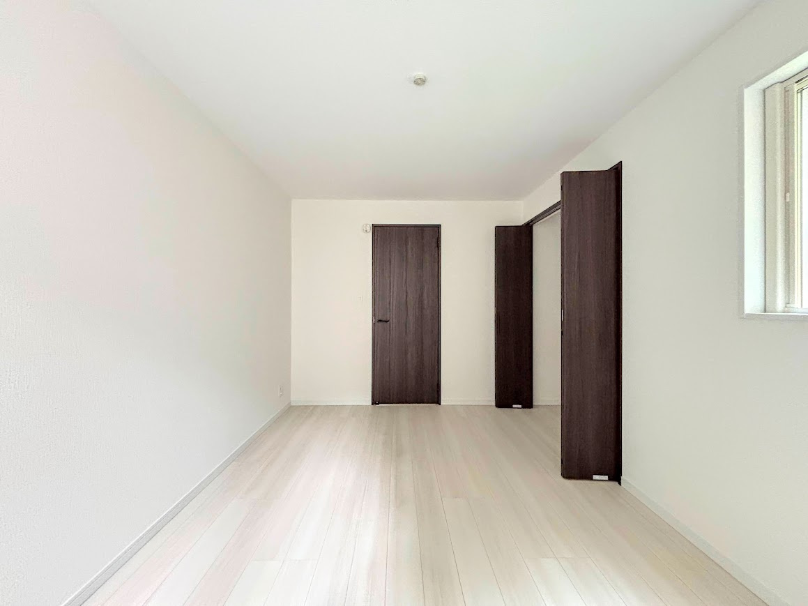 戸塚区柏尾町　新築戸建ての洋室|◆二面採光で、陽差しを長時間受ける事が出来る暖かい室内です。もちろんペアガラスなので、遮音性にも優れ、結露も発生しにくい構造。サッシ周りのカビが発生しにくくなります。