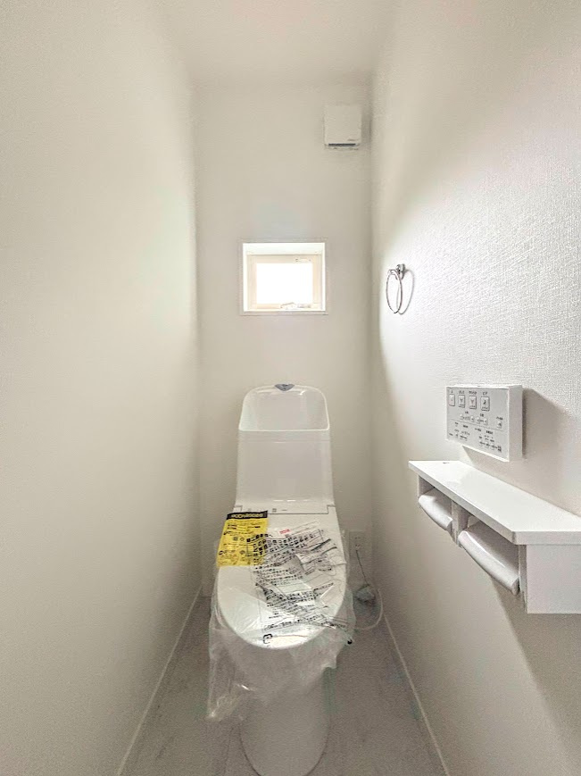 戸塚区柏尾町　新築戸建てのトイレ|◆清潔感のある白を基調とした落ち着ける空間。小窓をもうけていますので、こもりやすい空気の入れ替えも簡単に行えますね！