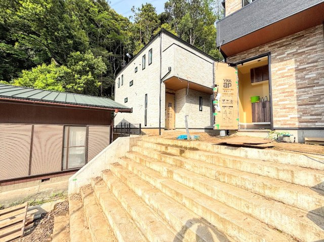 戸塚区柏尾町　新築戸建ての外観|◆一戸建てを中心とした街並みが整然と続き、周辺は高い建物が建っていないので、緑の多い閑静な趣を感じる環境です。街並みや周辺環境も重要なポイントです！！