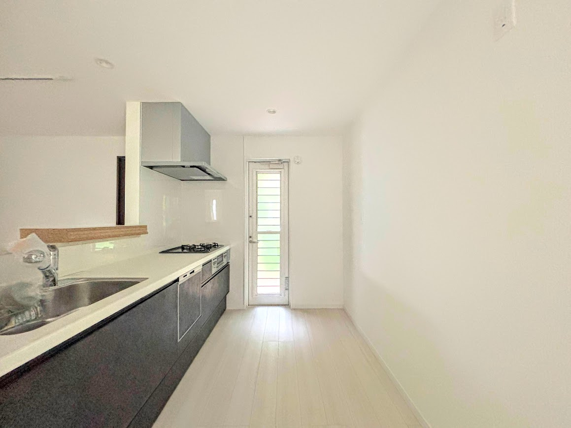 戸塚区柏尾町　新築戸建てのキッチン|◆デザイン性と機能性を兼ね備えたキッチンです。リビングスペースとの一体感が生まれ、広々空間を演出してくれます。