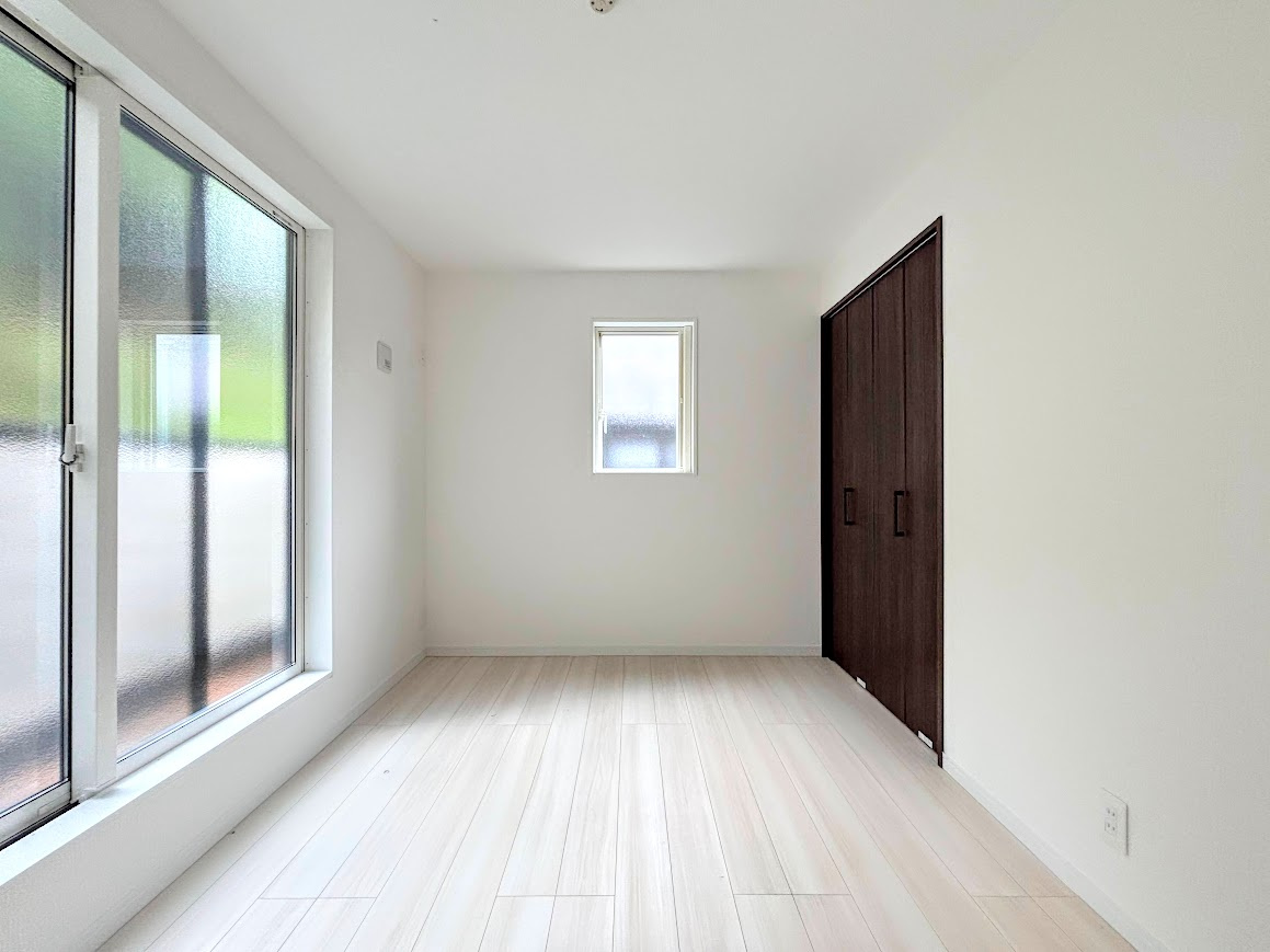 戸塚区柏尾町　新築戸建ての洋室|◆柔らかい陽光が差し込む明るいお部屋を演出する設計。彩光の取れる窓が気持ちの良いお部屋を創り上げます。