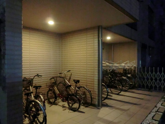 ファーストメゾンのその他共用部分|★夜の駐輪場も明るいです★
