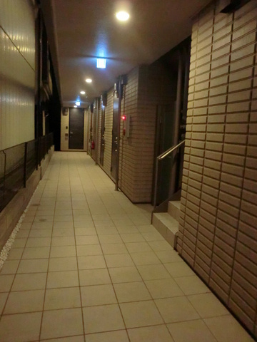 ファーストメゾンのロビー|★夜の共用廊下も明るくて安心です★