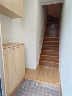 広島市安佐北区亀山５丁目のアパートの玄関