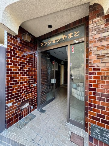 マンションやまとのエントランス