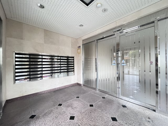 セルフィーユコート東館のエントランス