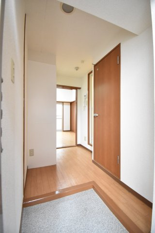 東和グランドハイツの玄関