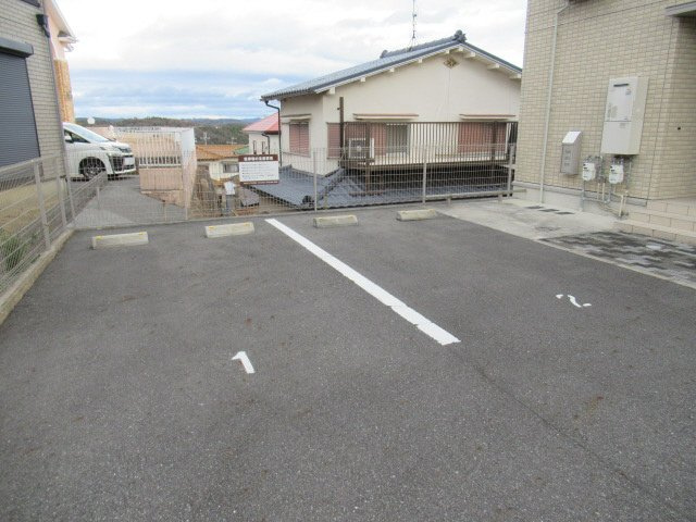 リヴェールフォスターの駐車場
