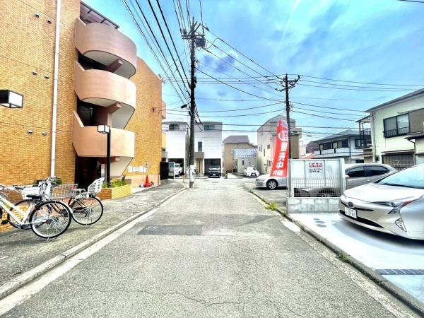 横浜市金沢区谷津町の新築一戸建の前面道路含む現地写真|車通りが少ない為、小さなお子様にも安心です。
是非一度、現地へ起こしください。

