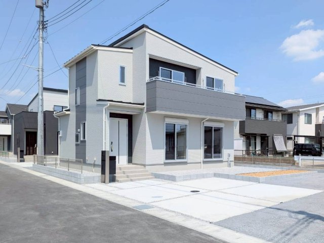 【７号棟：LDK】※この画像は実際の室内写真にインテリアをCGで合成したものです。実際の物件に家具は配置されておりません。