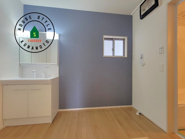 熊本市東区三郎2丁目第1-1棟（1号棟）　の脱衣所|ゆとりの洗面スペースで朝の身支度もスムーズに。暮らしを快適に変えるシャワー付洗面台です！