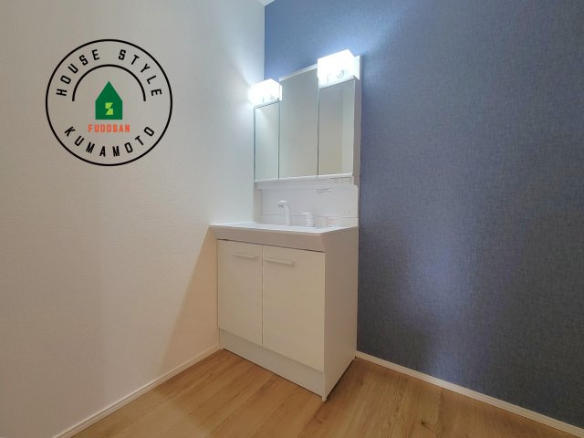 熊本市東区三郎2丁目第1-1棟（1号棟）　の独立洗面台|毎日使うものだから清潔な空間を保ちたい水回り。洗面にはそんな願いを解消させてくれる収納アイデアが満載です。三面鏡の裏側にはキャビネットが現れ小物から背の高い物まで収納できます。