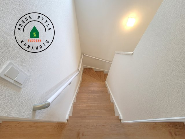 熊本市東区三郎2丁目第1-1棟（1号棟）　の内装|＜手すり付階段＞手すりがないと階段の昇り降りで危険なことはもちろん、壁に手をつきながら歩くことで壁紙が汚れやすくなります。すべての方に快適に昇り降りしていただくため、手すりを設置しました。