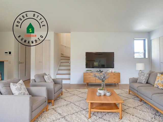 熊本市東区三郎2丁目第1-1棟（1号棟）　の居間・リビング|明るく開放的なリビングダイニングは豊かな陽光が注ぎ込み、やすらぎの空間を演出してくれます。ご家族で楽しいひとときをお過ごし下さい。※家具はCGを合成したものです。