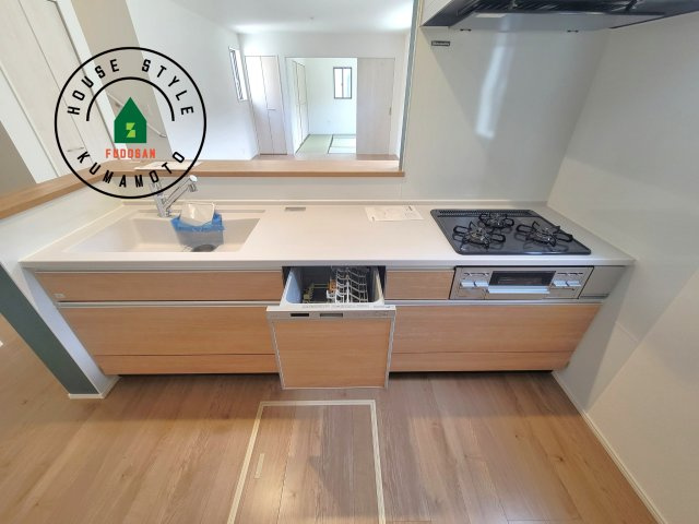 熊本市東区三郎2丁目第1-1棟（1号棟）　のキッチン|ご家族を近くに感じられる対面キッチンのLDK。会話もはずみそうですね。