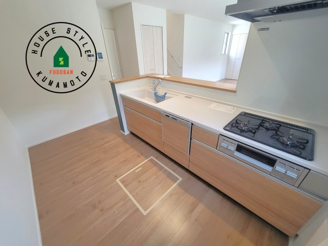 熊本市東区三郎2丁目第1-1棟（1号棟）　のキッチン|ダイニングテーブルへの配膳がラクラク、お料理はかどるカウンター付きシステムキッチン！