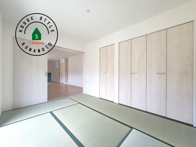熊本市東区三郎2丁目第1-1棟（1号棟）　の和室|和室を上手に活用すると暮らし方の幅が広がります。例えば普段は開け放して、子供の小さいうちはお昼寝や遊びのスペースに。畳はソフトなので転んでもケガをしにくく安心です