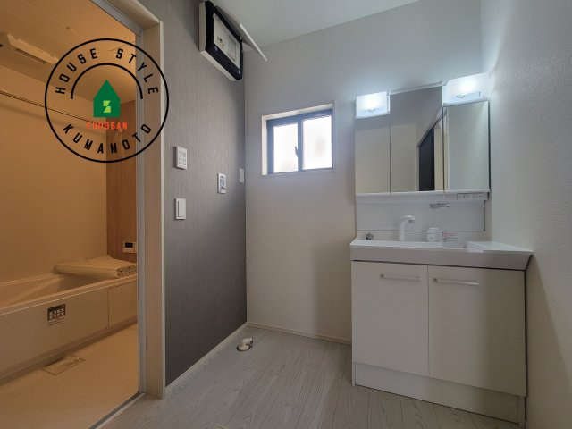 熊本市南区田井島2丁目第1-3棟（1号棟）　の脱衣所|ゆとりの洗面スペースで朝の身支度もスムーズに。暮らしを快適に変えるシャワー付洗面台です！