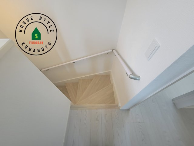 熊本市南区田井島2丁目第1-3棟（1号棟）　の内装|階段からも明るい光が入ります。採光や通風も階段の重要な役割です。