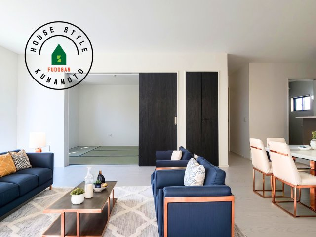 熊本市南区田井島2丁目第1-3棟（1号棟）　の居間・リビング|キッチンからリビングをしっかり確認できます。家族の笑顔があふれる空間になりそうですね。※家具はCGを合成したものです。