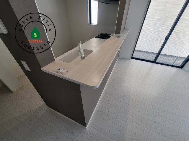 熊本市南区田井島2丁目第1-3棟（1号棟）　のダイニング|キッチンから立ち込める香りが今日の料理を期待させます。