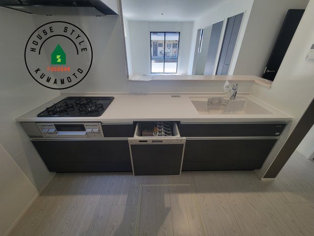 熊本市南区田井島2丁目第1-3棟（1号棟）　のキッチン|ご家族を近くに感じられる対面キッチンのLDK。会話もはずみそうですね。