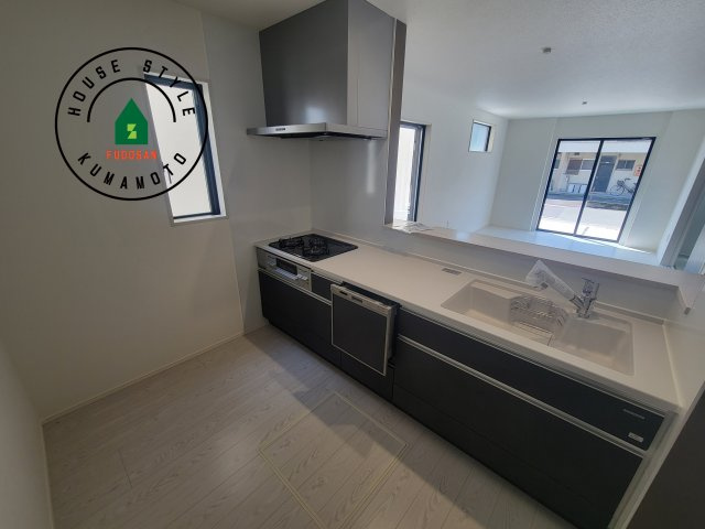 熊本市南区田井島2丁目第1-3棟（1号棟）　のキッチン|ダイニングテーブルへの配膳がラクラク、お料理はかどるカウンター付きシステムキッチン！