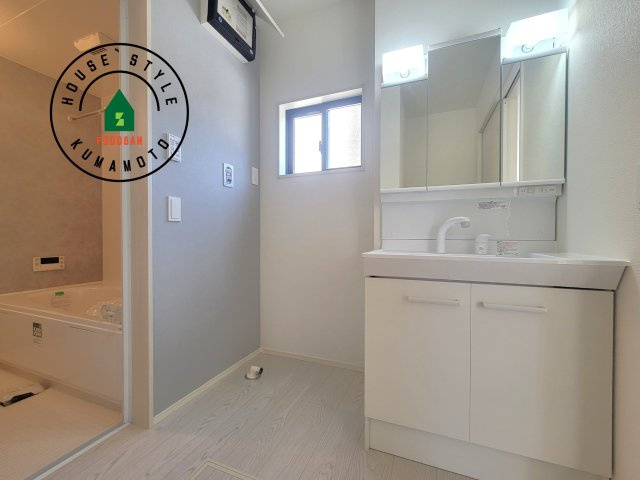 熊本市南区田井島2丁目第1-3棟（2号棟）　の脱衣所|ゆとりの洗面スペースで朝の身支度もスムーズに。暮らしを快適に変えるシャワー付洗面台です！