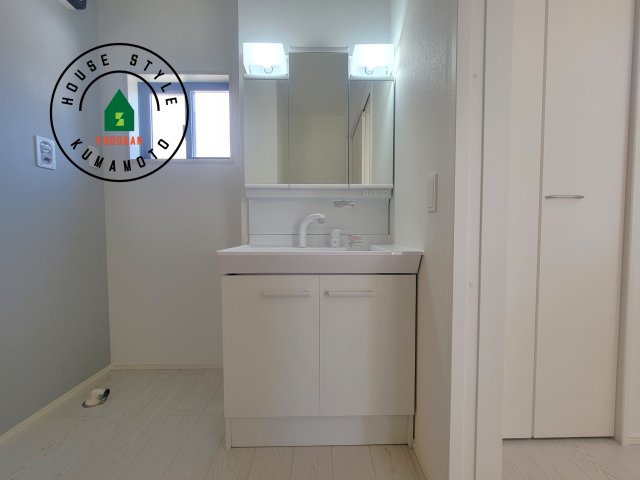 熊本市南区田井島2丁目第1-3棟（2号棟）　の独立洗面台|毎日使うものだから清潔な空間を保ちたい水回り。洗面にはそんな願いを解消させてくれる収納アイデアが満載です。三面鏡の裏側にはキャビネットが現れ小物から背の高い物まで収納できます。