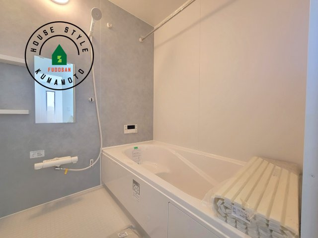 熊本市南区田井島2丁目第1-3棟（2号棟）　の浴室|ウ窓もあるので換気も安心ですね。同社仕様。1日の疲れを癒してくれる広々バスルーム。雨の日のお洗濯にも大活躍な浴室乾燥機付です！