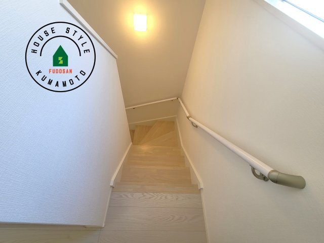 熊本市南区田井島2丁目第1-3棟（2号棟）　の内装|階段からも明るい光が入ります。採光や通風も階段の重要な役割です。