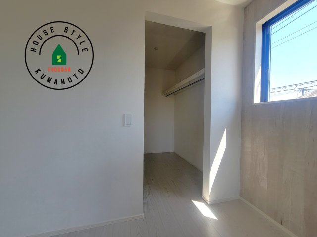 熊本市南区田井島2丁目第1-3棟（2号棟）　の収納|洋服や大きな荷物が多い方や人数の多いご家族などは、一般的なクローゼットよりもウォークインクローゼットのほうが使い勝手が良いです。