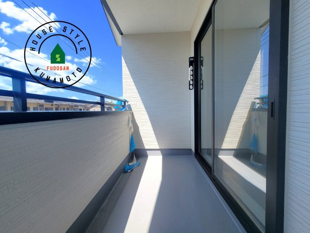 熊本市南区田井島2丁目第1-3棟（2号棟）　のバルコニー|風をしっかりと感じられるバルコニーでは、毎日が洗濯日和です。広々としているので洗濯も楽しくなるでしょうし、気分転換にバルコニーからの眺めを楽しむのもいいでしょう。