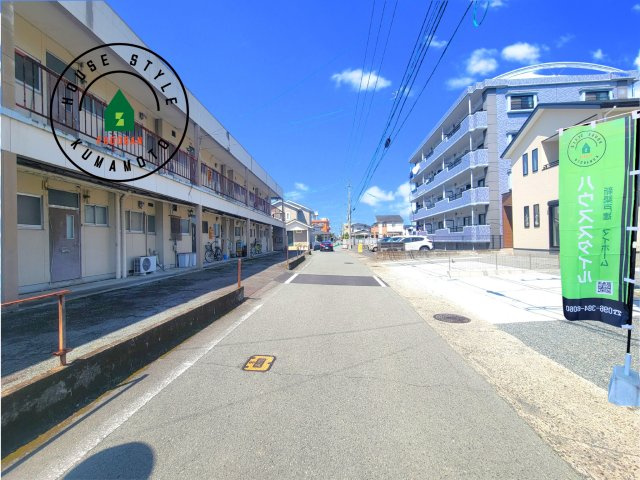 熊本市南区田井島2丁目第1-3棟（2号棟）　の前面道路含む現地写真|前面道路は閑静な住宅地をはしる車通りの少ない道路。お車の出し入れが苦手なママや小さなお子様にも安心ですね。しっかり舗装もされているので、ベビーカーや自転車で通っても快適に通行できます。