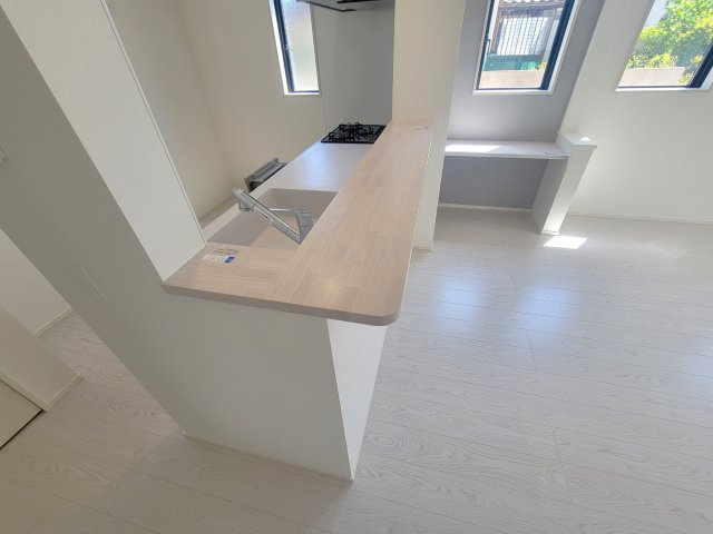 熊本市南区田井島2丁目第1-3棟（2号棟）　のダイニング|キッチンから立ち込める香りが今日の料理を期待させます。