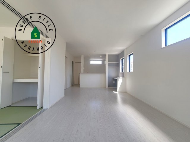 熊本市南区田井島2丁目第1-3棟（2号棟）　の居間・リビング|キッチンからリビングをしっかり確認できます。家族の笑顔があふれる空間になりそうですね。